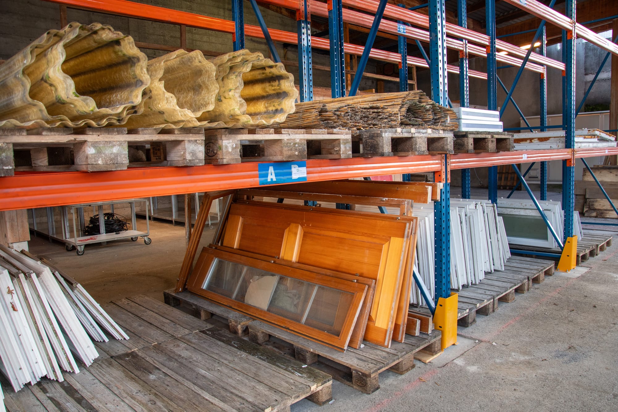 Reuse centers: the strategic links for sustainable construction